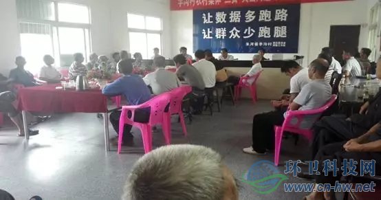 常紀(jì)文到村委會(huì)給村黨支部、村委會(huì)和村民理事會(huì)代表講解農(nóng)村垃圾分類